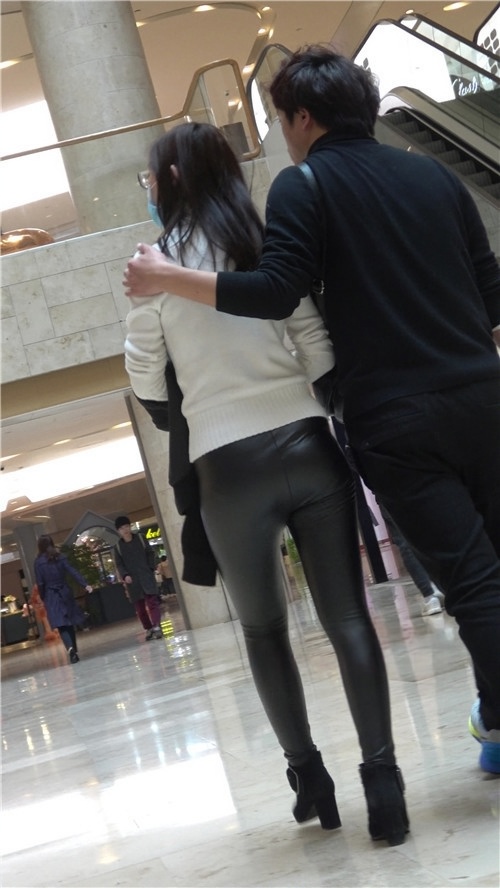 白衣黑皮裤妹子[645M/MP4]