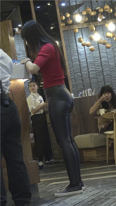 漂亮的红衣紧身黑皮裤美女[1.83G/MP4]