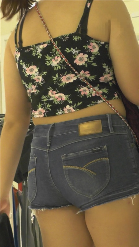 商场里丰满的热裤小妹[558M/MP4]