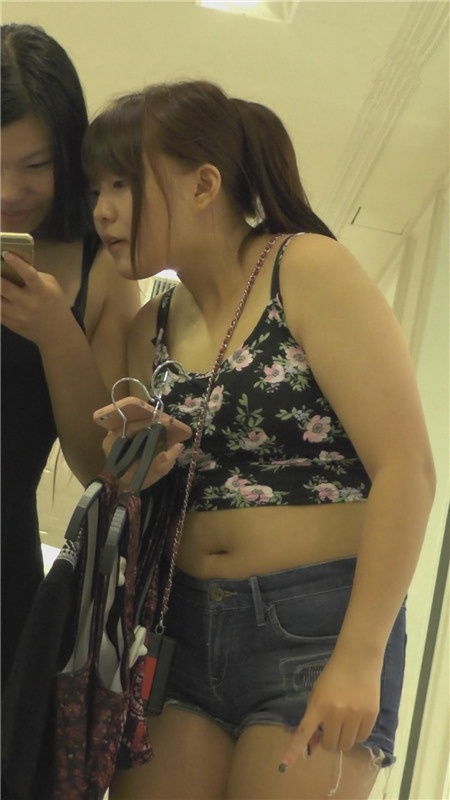 商场里丰满的热裤小妹[558M/MP4]