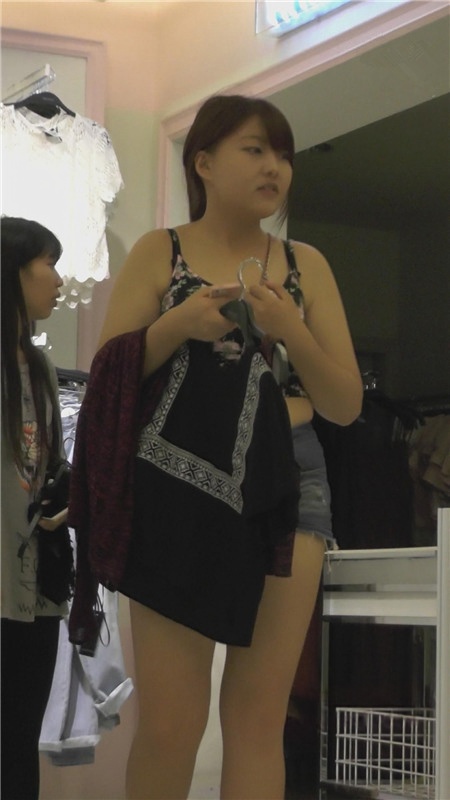 商场里丰满的热裤小妹[558M/MP4]