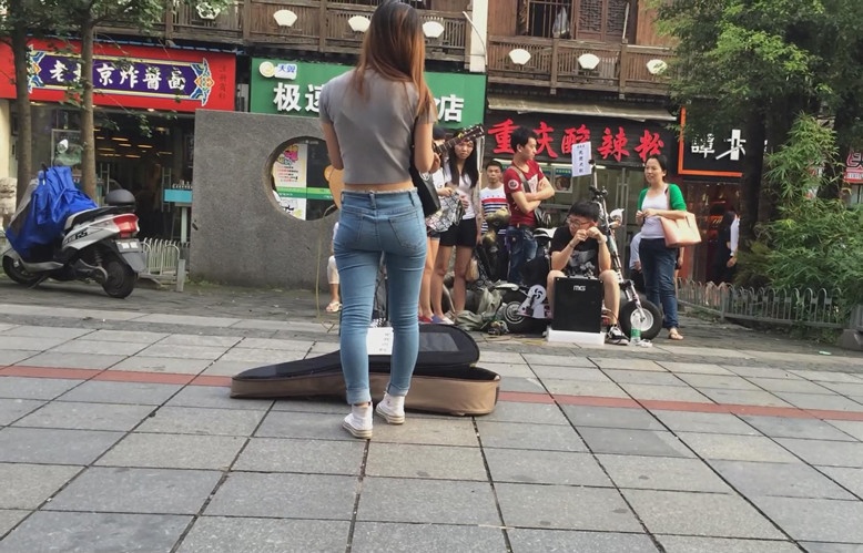 紧身牛仔裤裤腰美女[3.11G/MP4]