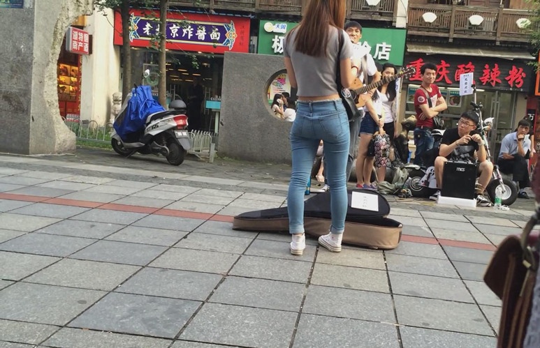 紧身牛仔裤裤腰美女[3.11G/MP4]