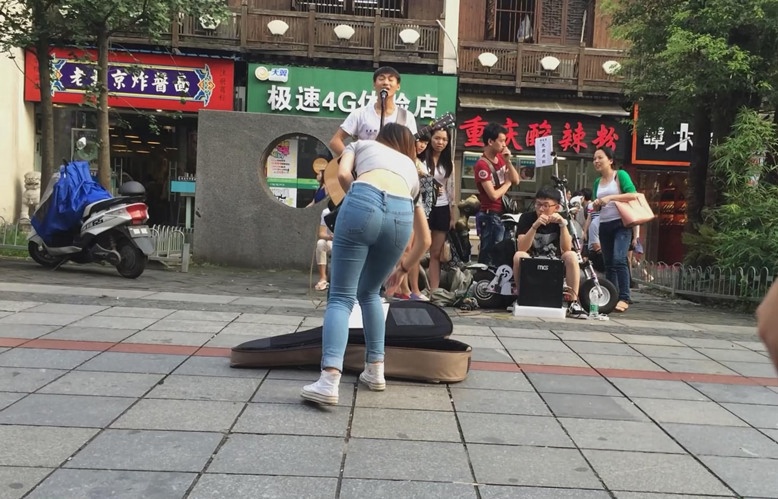 紧身牛仔裤裤腰美女[3.11G/MP4]