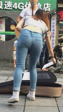 紧身牛仔裤裤腰美女[3.11G/MP4]