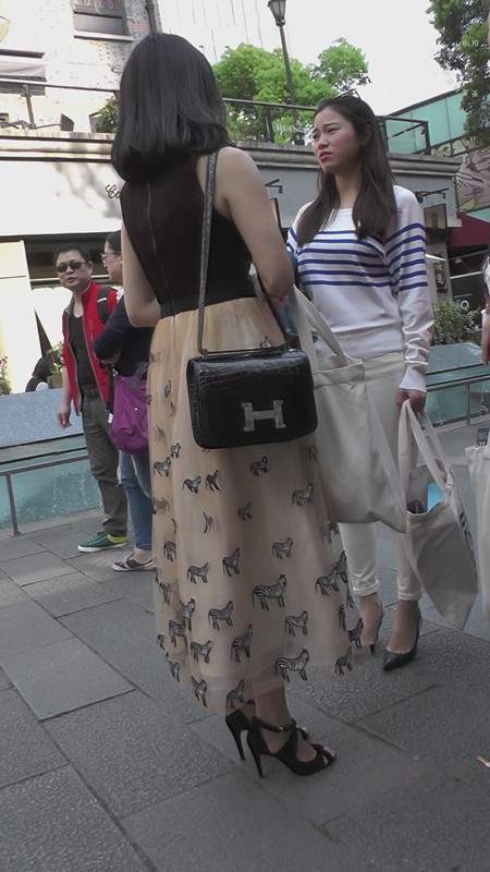 白裤紧身美女[2.3G/MP4]