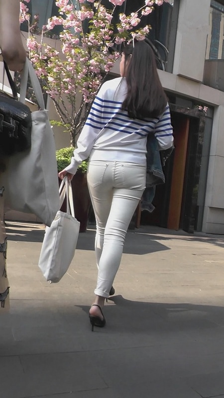 白裤紧身美女[2.3G/MP4]