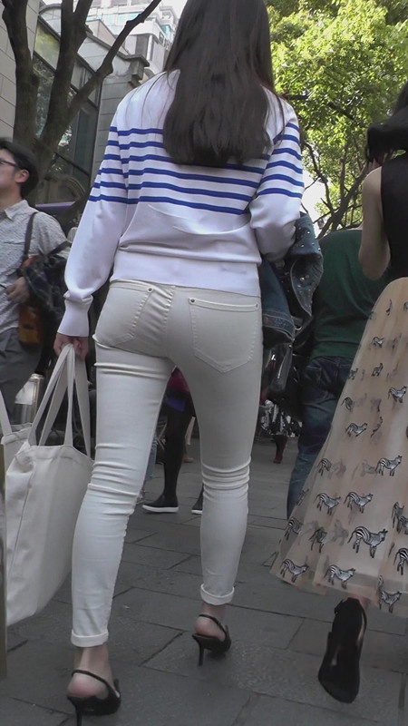 白裤紧身美女[2.3G/MP4]