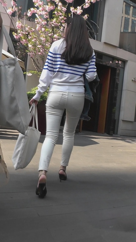 白裤紧身美女[2.3G/MP4]