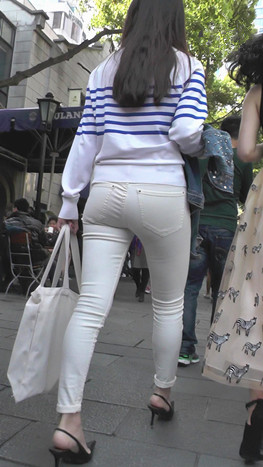 白裤紧身美女[2.3G/MP4]