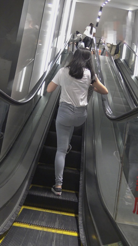 商场里买衣服的漂亮小姐姐[2.58G/MP4]