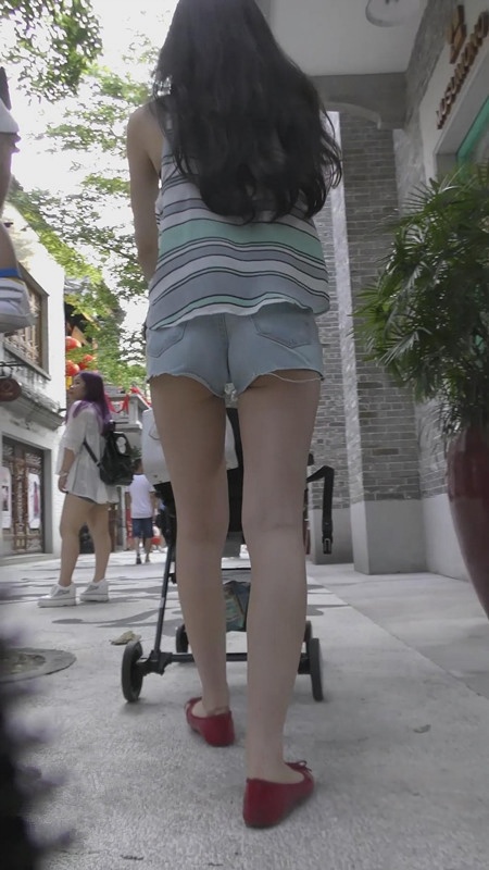 宽松热裤月牙美女[351M/MP4]