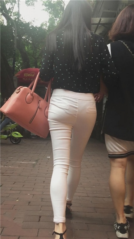 微透白色紧身裤美女[1.11G/MP4]