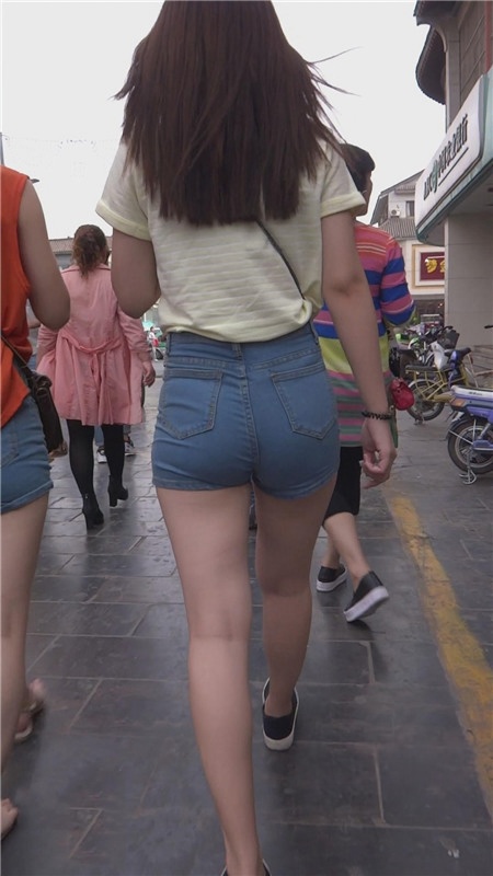 蓝色极品蜜桃蓝色紧身牛仔裤[1.31G/MP4]