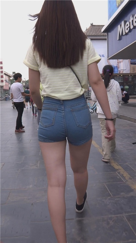 蓝色极品蜜桃蓝色紧身牛仔裤[1.31G/MP4]