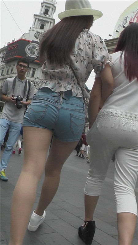 蓝色牛仔热裤肉丝美女[1.27G/MP4]