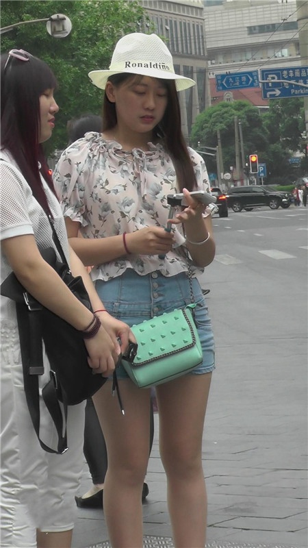 蓝色牛仔热裤肉丝美女[1.27G/MP4]