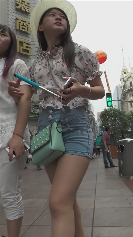 蓝色牛仔热裤肉丝美女[1.27G/MP4]