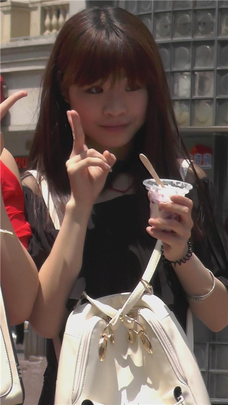 黑衣白裤紧身美女[1.22G/MP4]