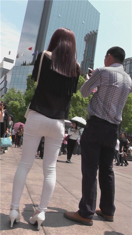 黑衣白裤紧身美女[1.22G/MP4]