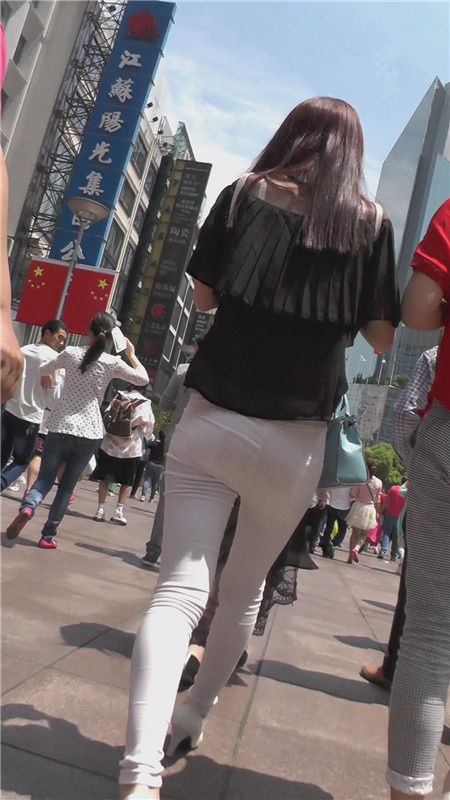 黑衣白裤紧身美女[1.22G/MP4]