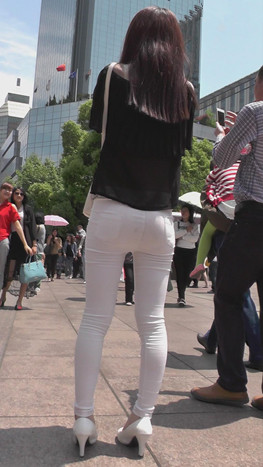 黑衣白裤紧身美女[1.22G/MP4]