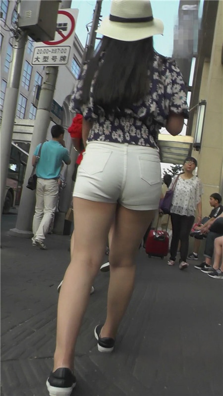 带着帽子的白色紧身热裤美女[856M/MP4]