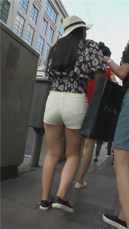 带着帽子的白色紧身热裤美女[856M/MP4]