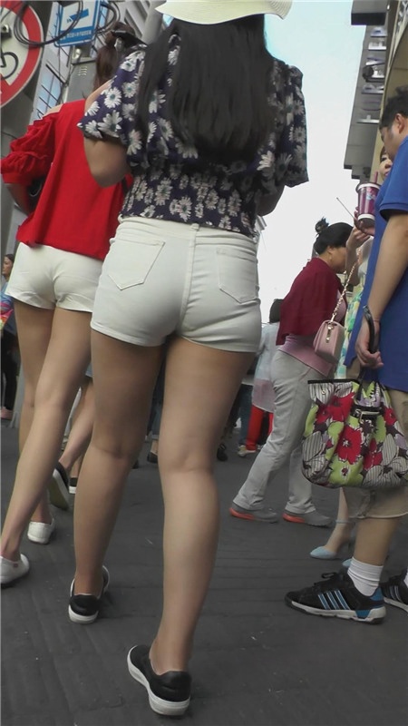 带着帽子的白色紧身热裤美女[856M/MP4]