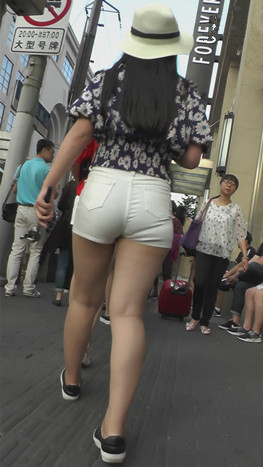 带着帽子的白色紧身热裤美女[856M/MP4]