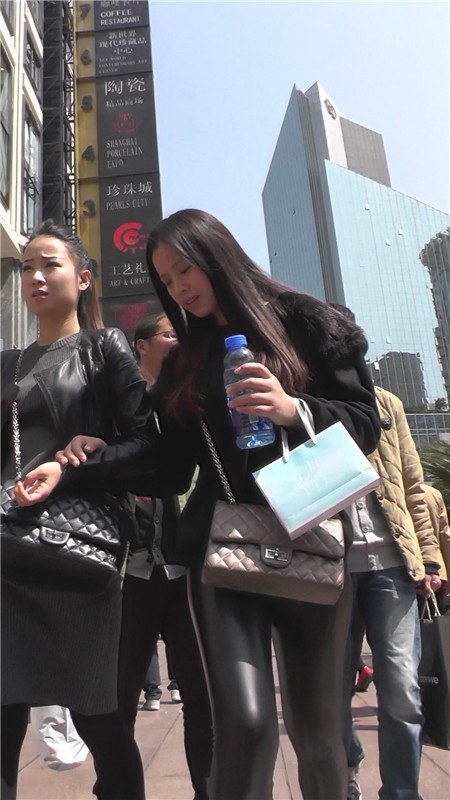 漂亮的紧身皮裤小妹[837M/MP4]