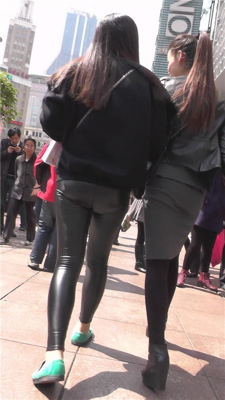 漂亮的紧身皮裤小妹[837M/MP4]