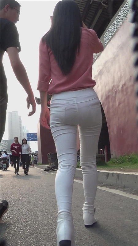 粉衣白裤紧身美女[918M/MP4]