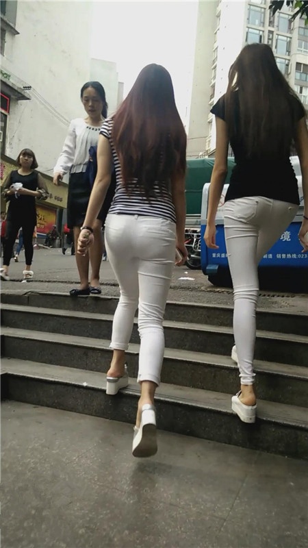 两个白裤小姐姐[1.41G/MP4]