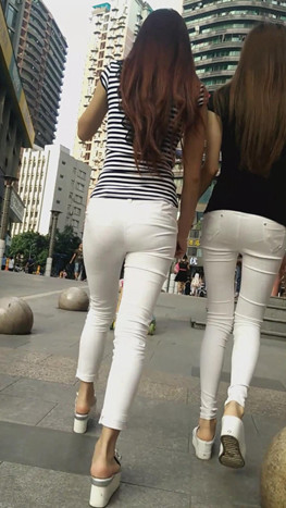 两个白裤小姐姐[1.41G/MP4]