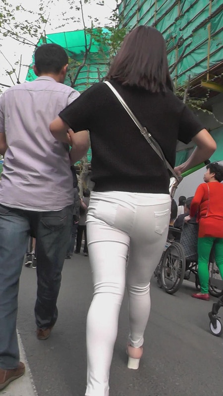 紧身白裤妹子[2.39G/MP4]