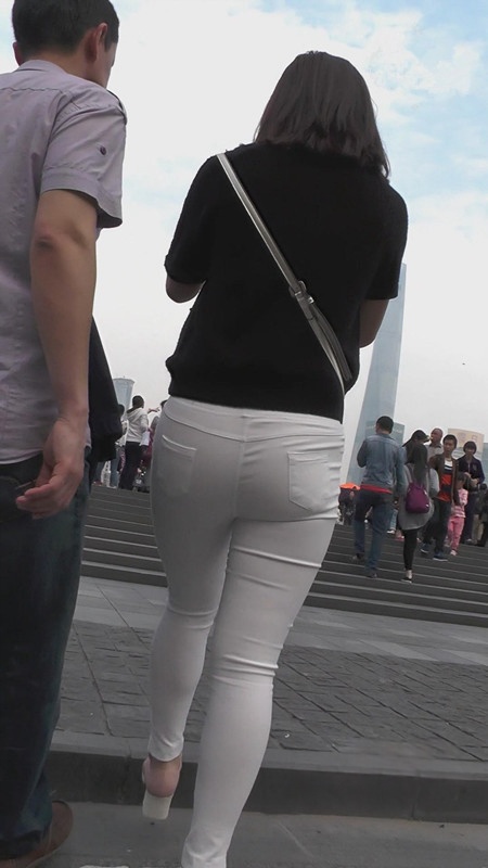 紧身白裤妹子[2.39G/MP4]