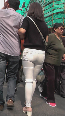 紧身白裤妹子[2.39G/MP4]