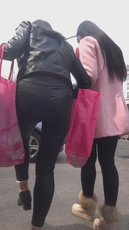 黑色皮衣皮裤妹子[476M/MP4]