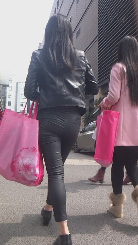 黑色皮衣皮裤妹子[476M/MP4]