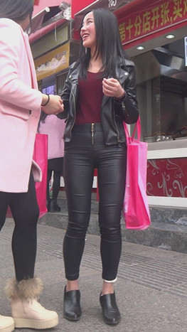 黑色皮衣皮裤妹子[476M/MP4]