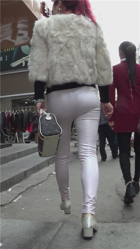 漂亮的白色紧身皮裤美女[1.82G/MP4]