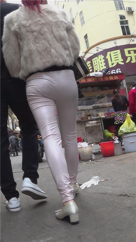 漂亮的白色紧身皮裤美女[1.82G/MP4]