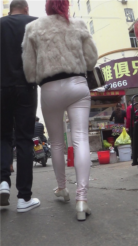 漂亮的白色紧身皮裤美女[1.82G/MP4]