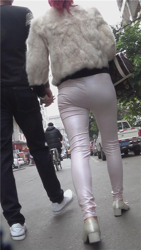 漂亮的白色紧身皮裤美女[1.82G/MP4]