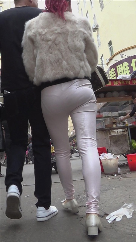 漂亮的白色紧身皮裤美女[1.82G/MP4]