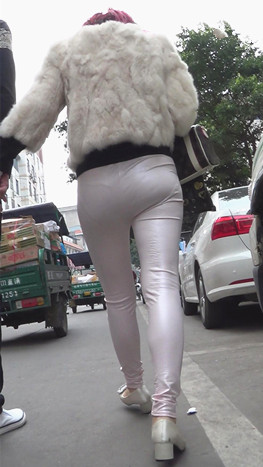 漂亮的白色紧身皮裤美女[1.82G/MP4]