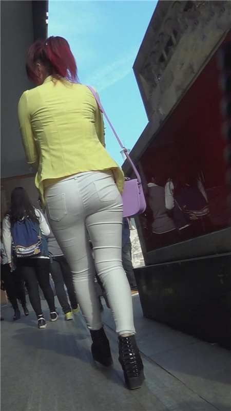 黄衣白裤红发妹子[980M/MP4]