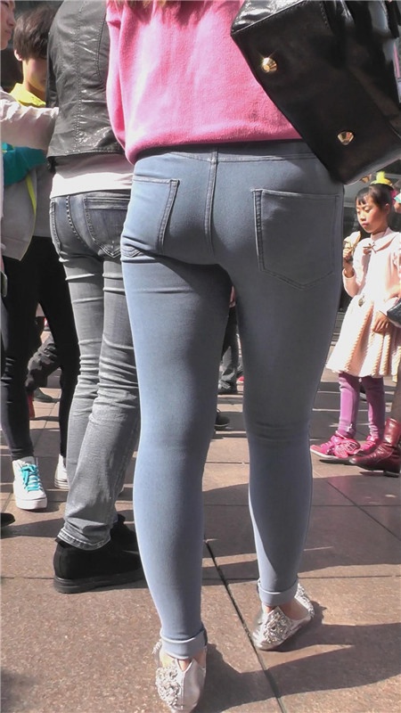 一直在拍照的牛仔小姐姐[2.57G/MP4]