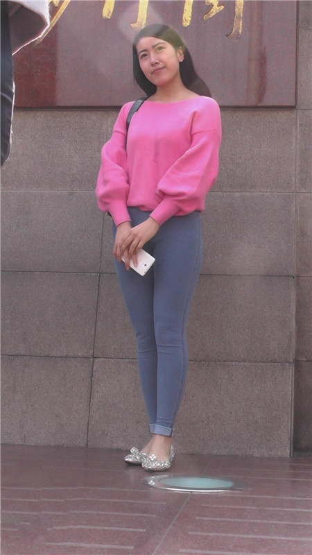 一直在拍照的牛仔小姐姐[2.57G/MP4]